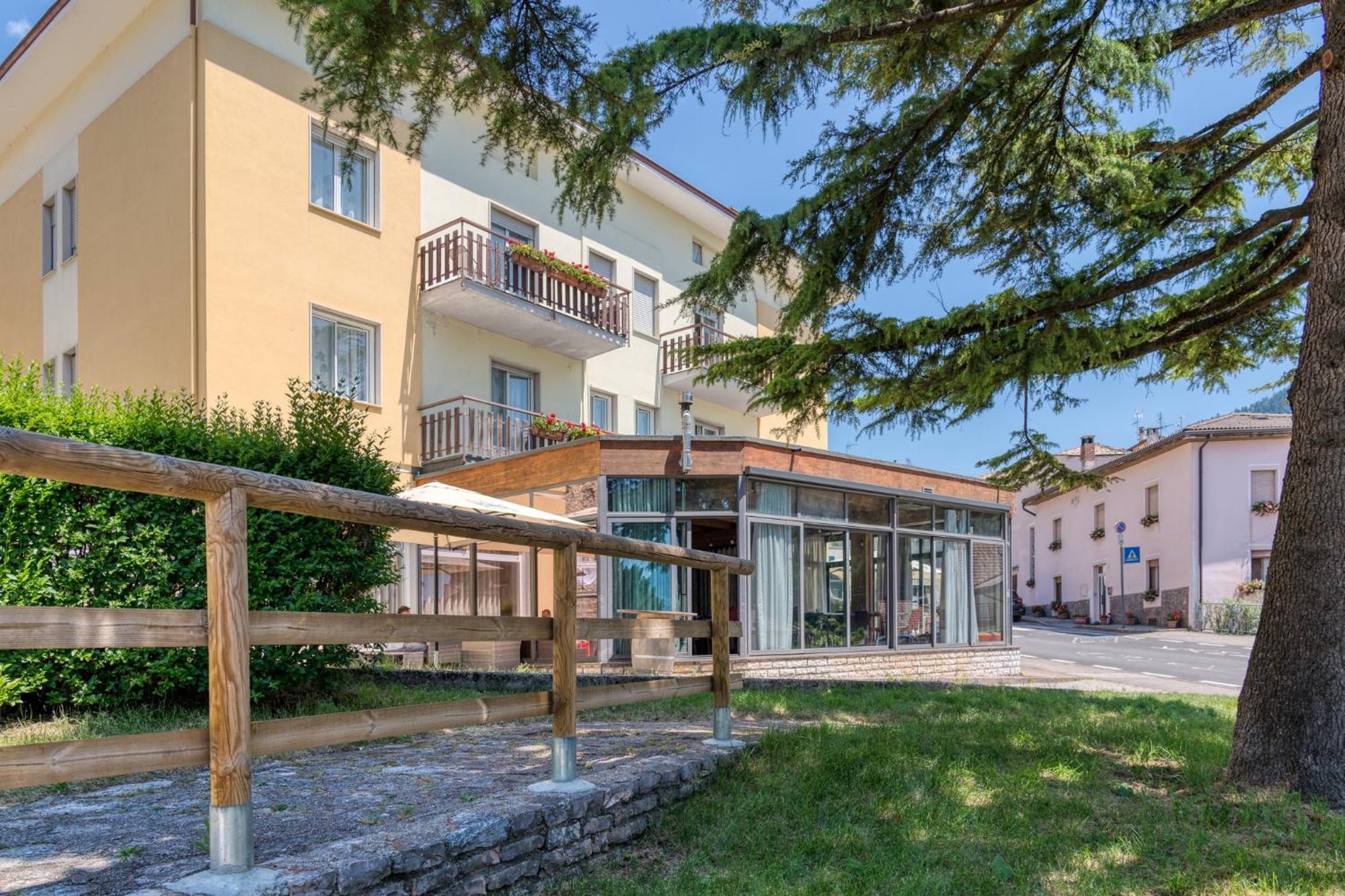Hotel Martinelli Ronzo-Chienis エクステリア 写真