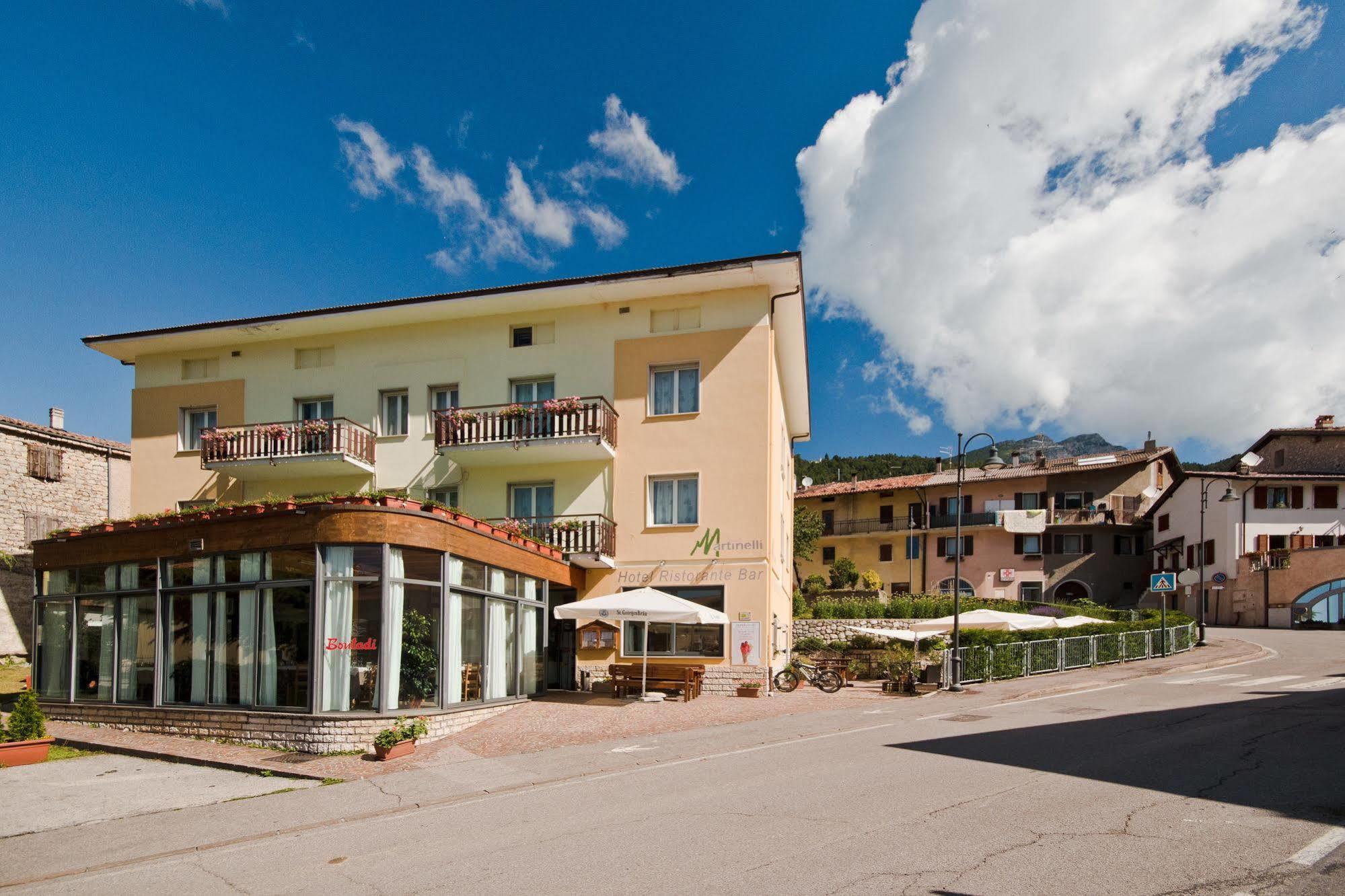 Hotel Martinelli Ronzo-Chienis エクステリア 写真