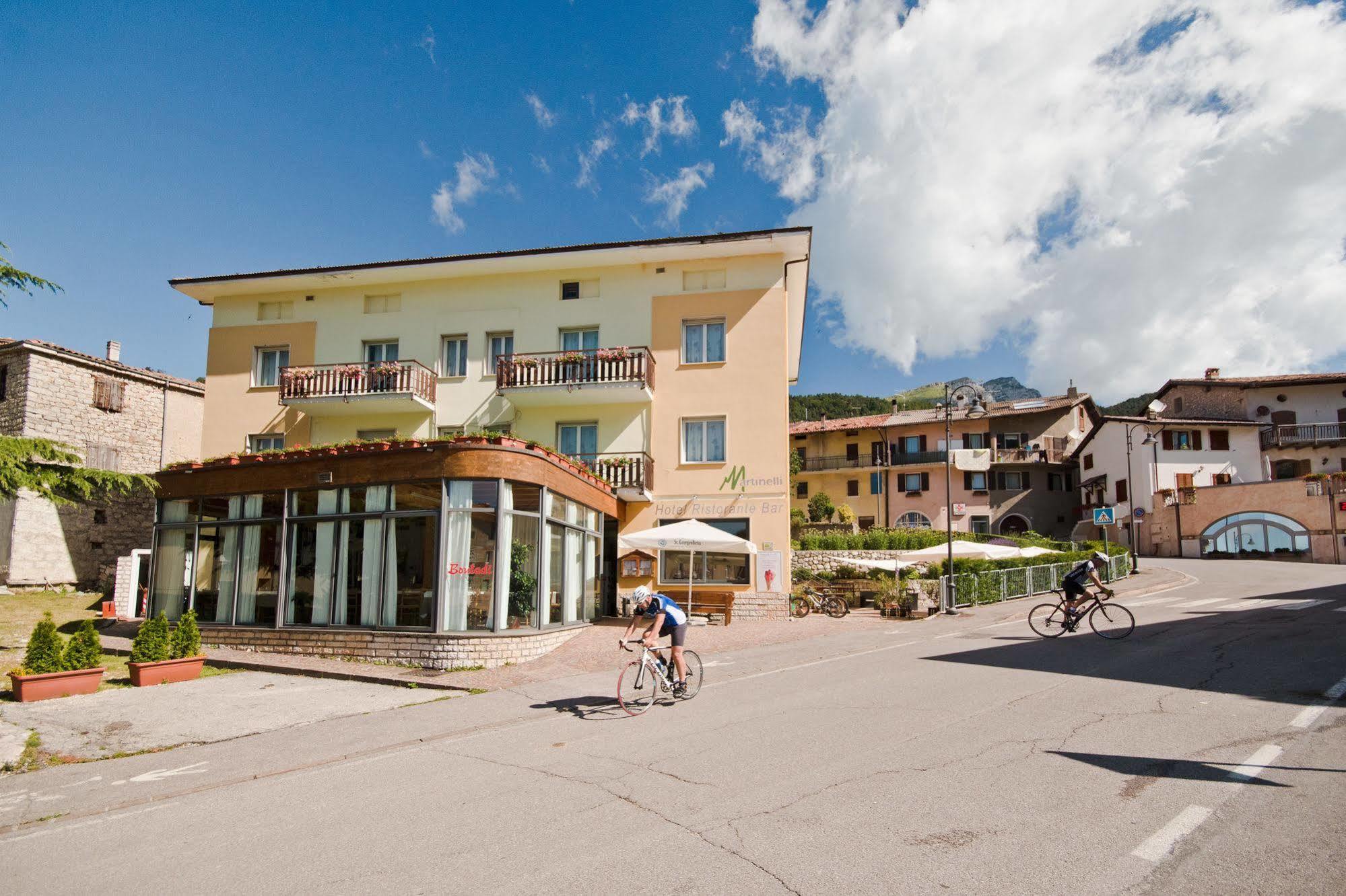 Hotel Martinelli Ronzo-Chienis エクステリア 写真