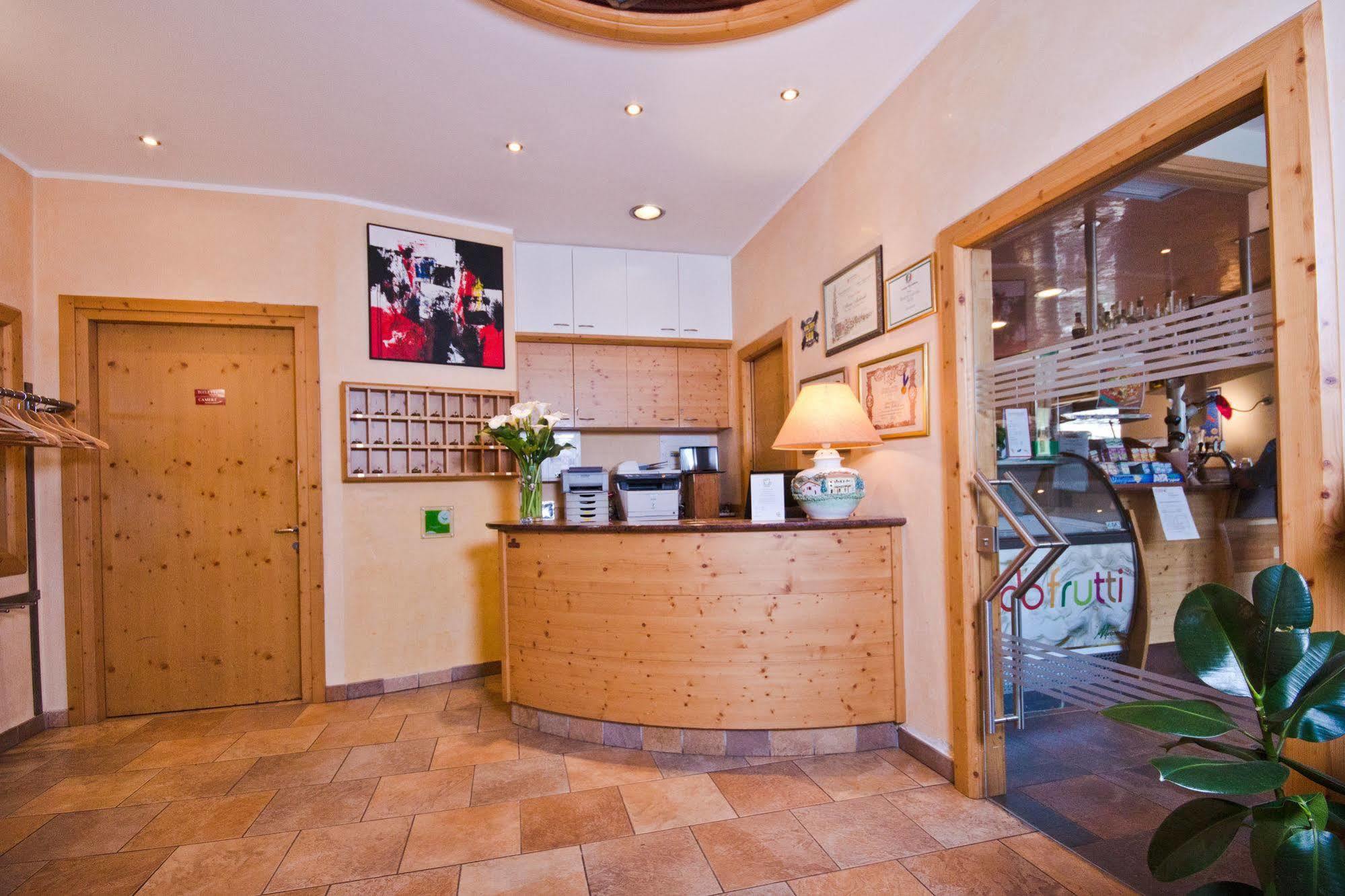 Hotel Martinelli Ronzo-Chienis エクステリア 写真